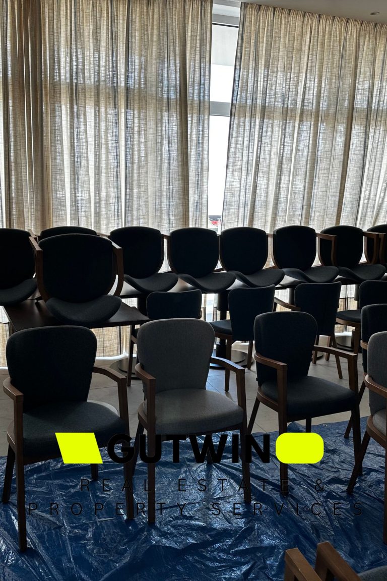 Dubinsko čišćenje tapeciranih stolica u poslovnom prostoru – bez štetnih kemikalija