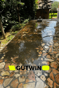 Dubinsko čišćenje kamene terase u hladu, GUTWIN servis za vanjsko održavanje