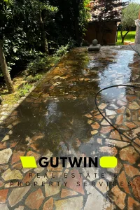 Dubinsko či&scaron;ćenje kamene terase u hladu, GUTWIN servis za vanjsko održavanje